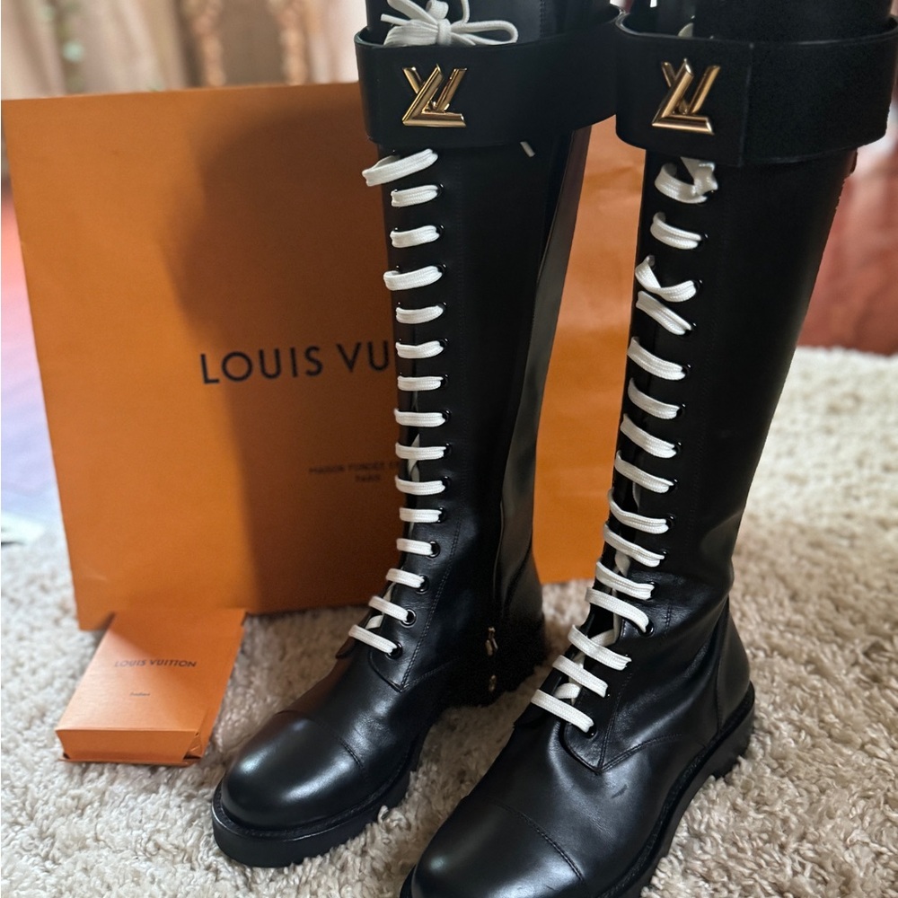 LOUIS VUITTON WONDERLAND RANGER FLAT TALL LEATHER BOOTS .
